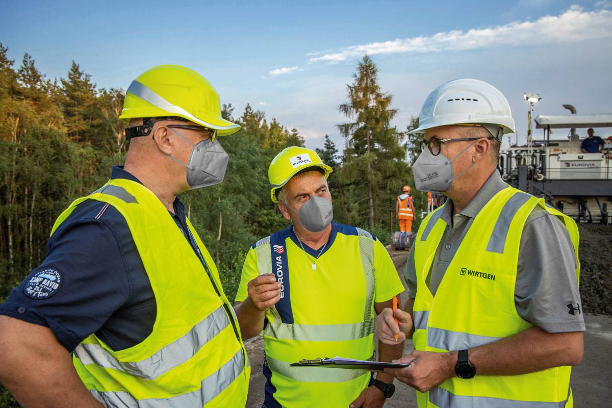 We are thoroughly impressed with Wirtgen’s new SP 154(i) slipform paver. The resulting surface quality is absolutely remarkable. Roman Pistek, concrete road construction technology specialist, EUROVIA CS, a.s.(pictured center)