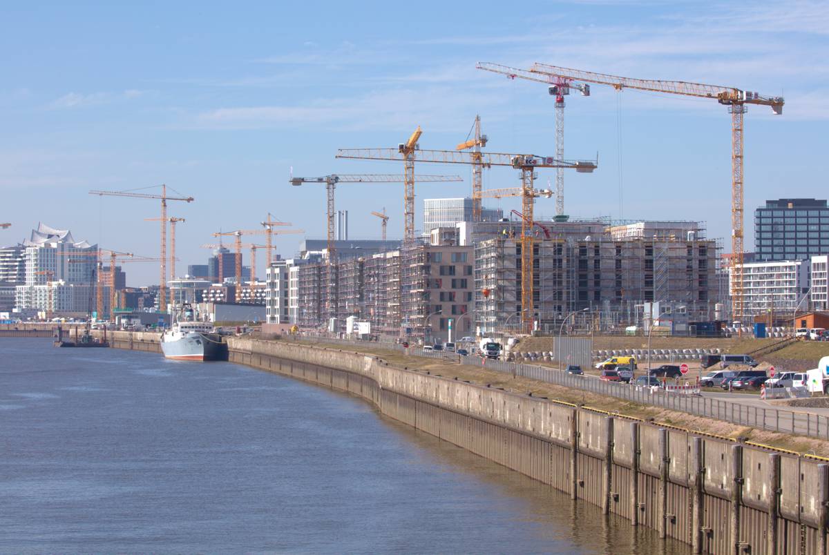 Liebherr puts 25 tower cranes to work on the Überseequartier project in Hamburg
