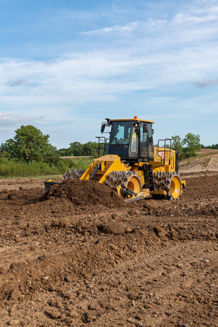 Cat 815 Soil Compactor upgraded with advanced technology