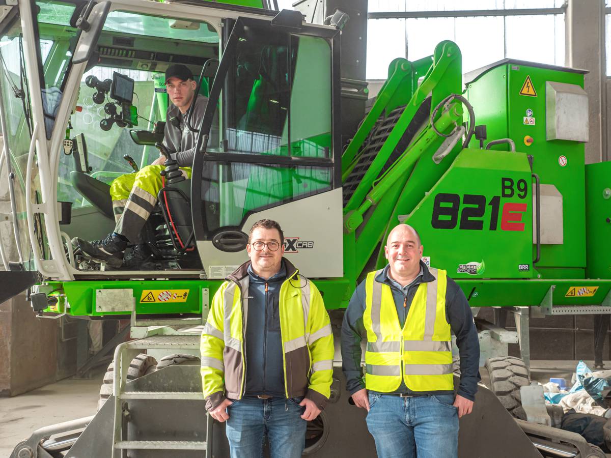 Marc and Oliver Hufnagel, Managing Directors of Hufnagel Service (front), know that their employees like machine operator Peter Berg (back) need excellent working equipment to do an even better job.