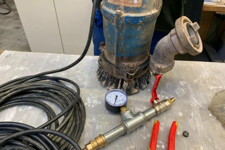 Tsurumi test tool provides a quick check of the pump oil chamber