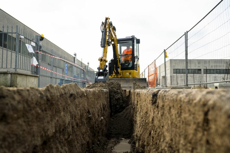 Cat introduces 2.7 to 3.5 tonne mini-hydraulic excavators industry first features