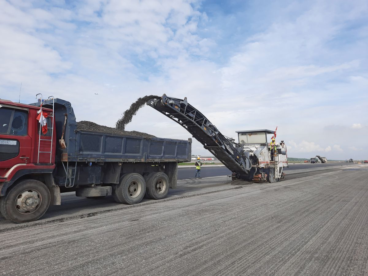 The high-performance loading of the milled material into trucks by the Wirtgen large milling machines also contributed to the efficient removal of the asphalt.
