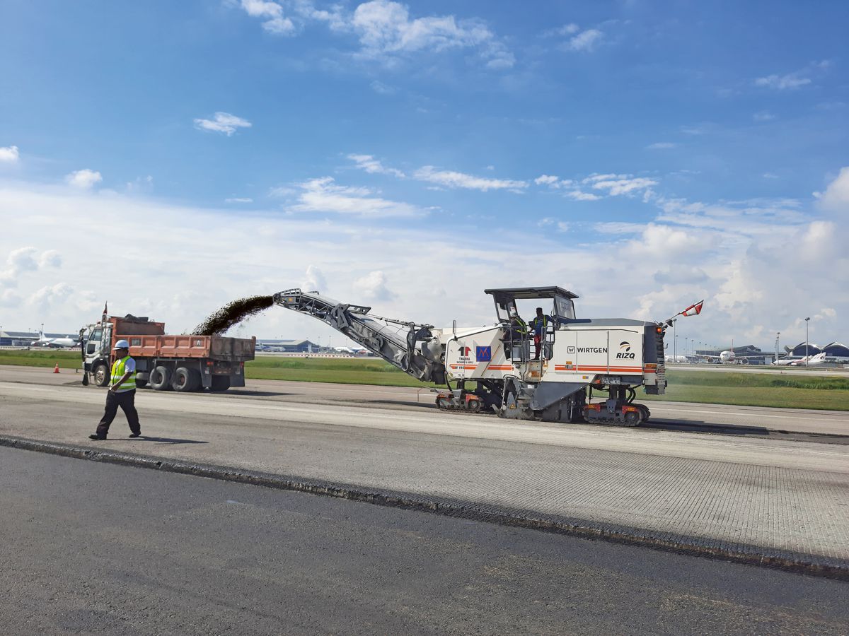 A total of six large milling machines from Wirtgen, each with a milling width of 2.0 m, quickly and precisely removed the asphalt at Kuala Lumpur International Airport in Malaysia.