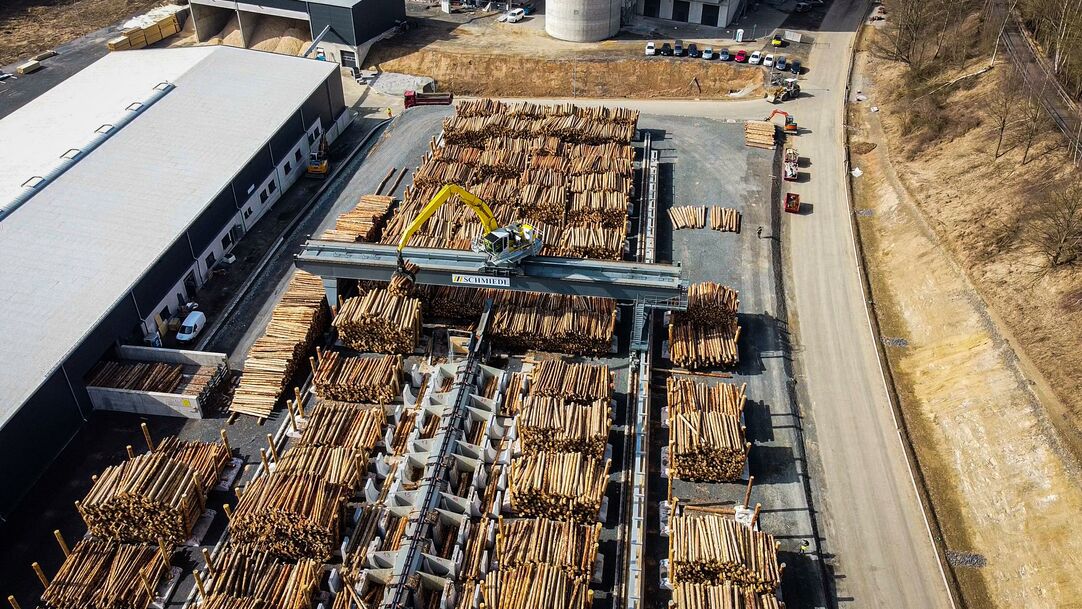 SENNEBOGEN Rail Gantry Electric Material Handler sorts the wood at German sawmill