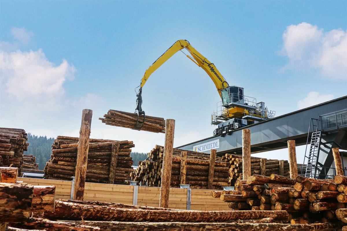 SENNEBOGEN Rail Gantry Electric Material Handler sorts the wood at German sawmill