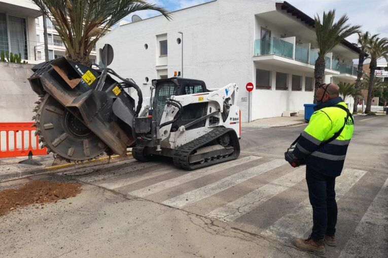 Remote control Bobcat working on the cutting edge in Spain