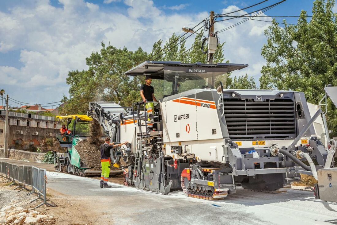 In Monsanto, the powerful Wirtgen W 380 CR with rear loading recycled the pavement to a depth of 16 cm through the addition of foamed bitumen, water and pre-spread lime.