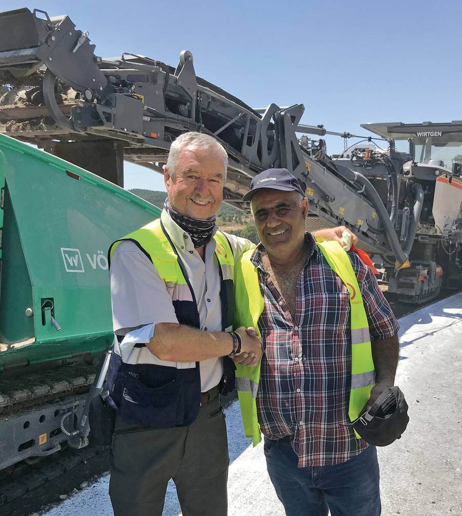 Foreman Pedro Silva from construction company Pragosa and Wirtgen recycling expert Mike Marshall (left) agreed that cold in-place recycling with the W 380 CR is extremely fast and economical.