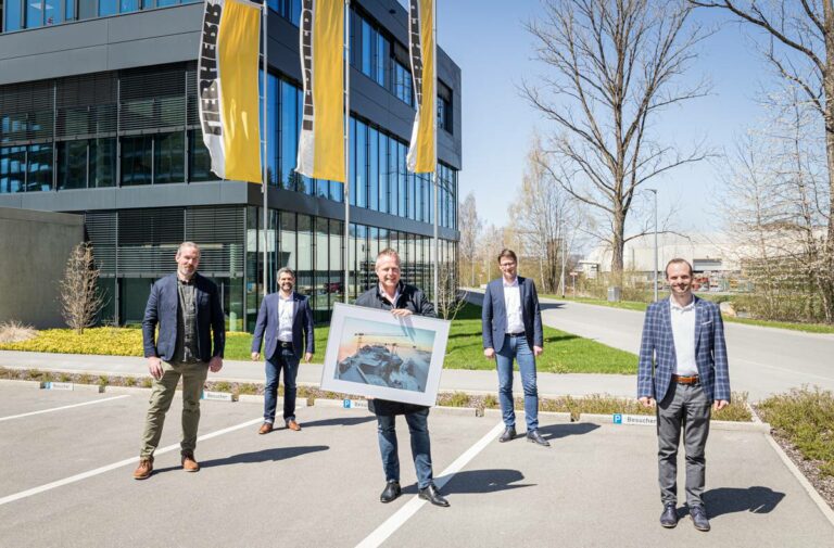 On the day of the symbolic handover, f.l.t.r.: Christoph Rieß (Hüffermann), Alexander Beck (Liebherr in Biberach), Daniel Janssen (Hüffermann), Stefan Westermann (Liebherr in Dortmund), Rupert Wieser (Liebherr in Biberach).