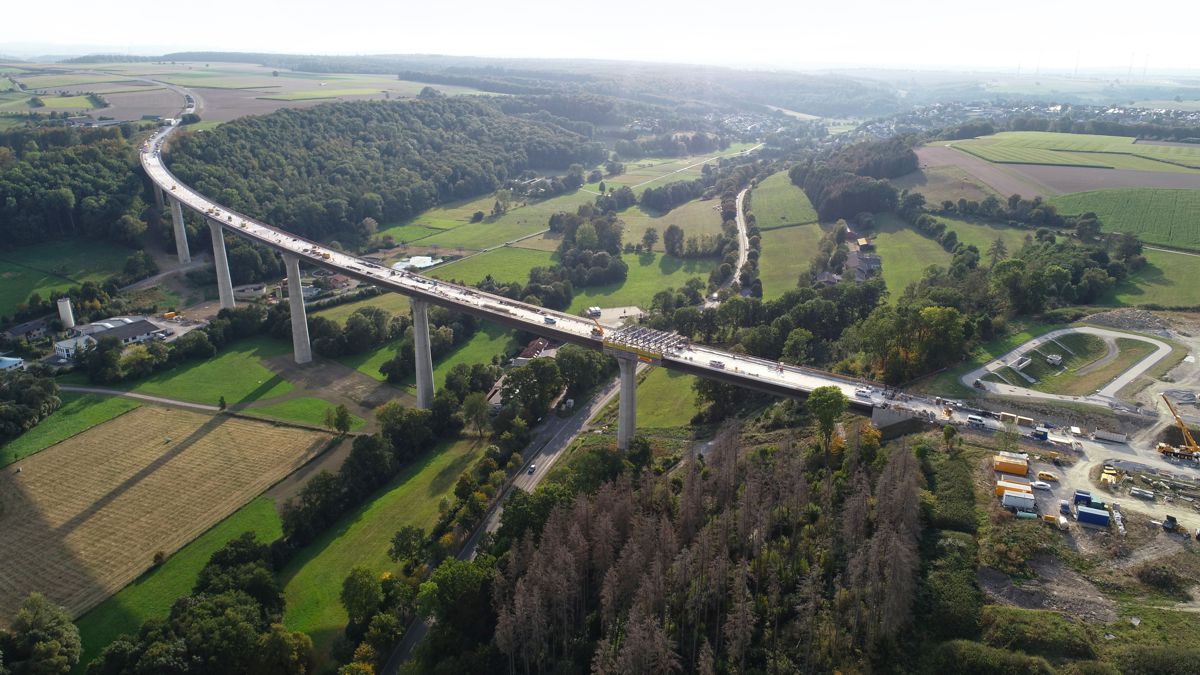 The 785 m long Aftetal bridge is the centrepiece of the Bad Wünnenberg bypass. After a construction period of six years, it will be opened to traffic in spring 2022.