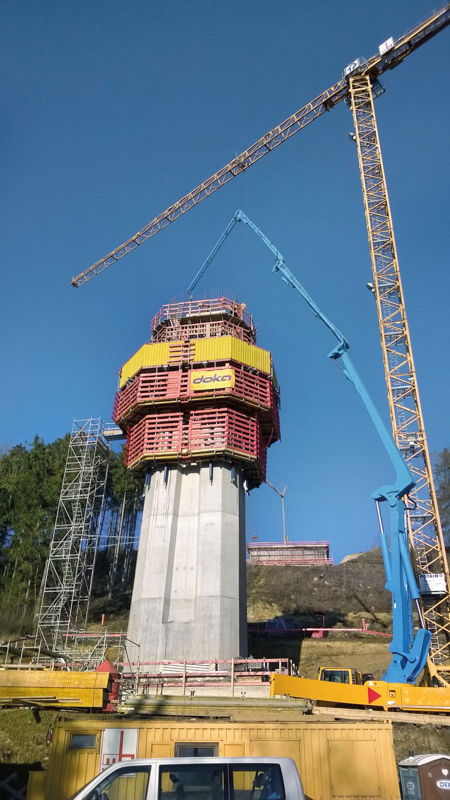 The fully hydraulic SKE100 plus automatic climbing formwork was used for concreting the piers.