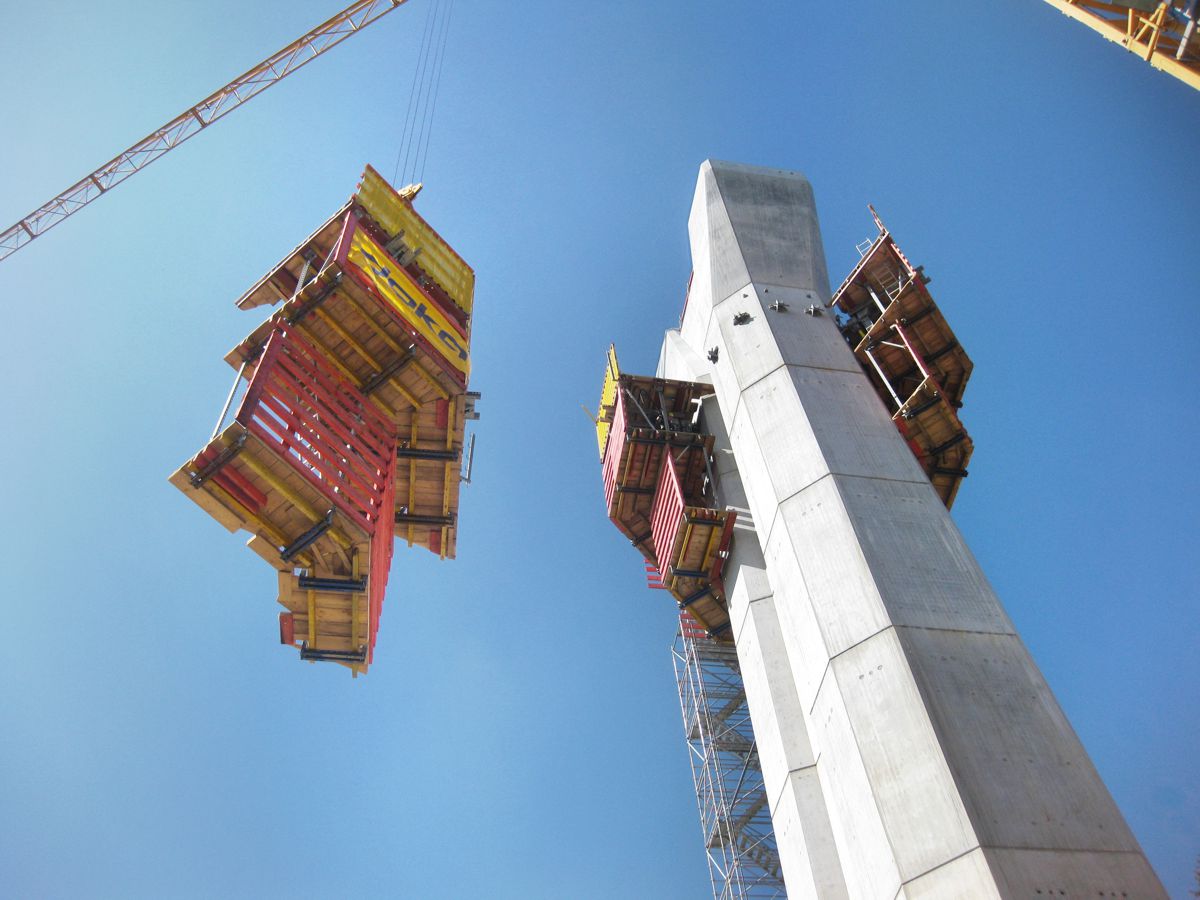 The entire SKE100 plus platforms were lifted away from one pier shaft to the next – saving time and money.