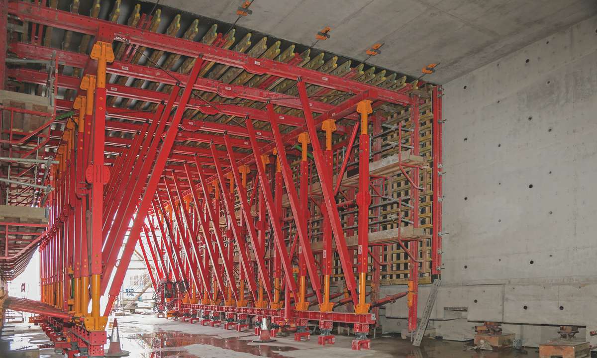 The 160 m long tunnel was cast monolithically in a total of nine sections - with only one VTC Tunnel Formwork Carriage.