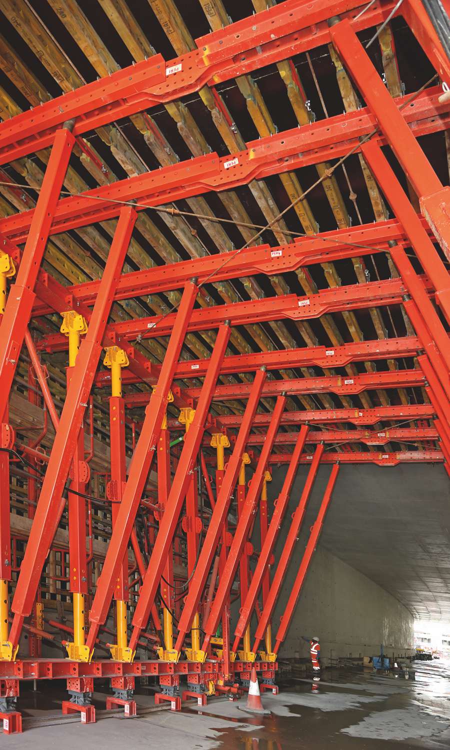 With a customised VTC Tunnel Formwork Carriage, consisting of standard components from the VARIOKIT Engineering Construction Kit in combination with GT 24 Girders and Battens in different lengths, the project requirements could be met.