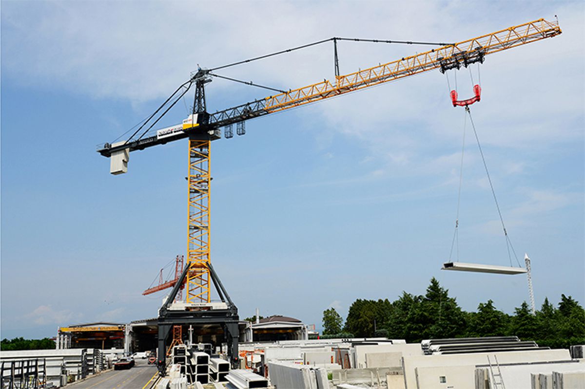 The largest standard crane from Liebherr’s EC-H series moves pre-cast concrete parts weighing several tonnes on a daily basis at the production site in Treviso.