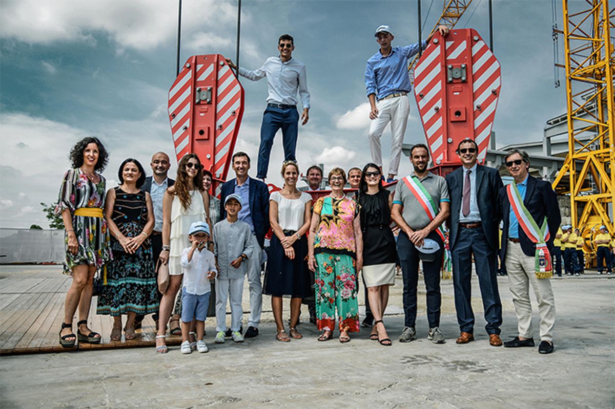 Representatives of Liebherr, including Stéfanie Wohlfarth (Member of the administrative Board of Liebherr-International AG), and Niederstätter handed over the 1000 EC-H 50 Litronic to Antonio Basso S.p.A. together in July 2019.