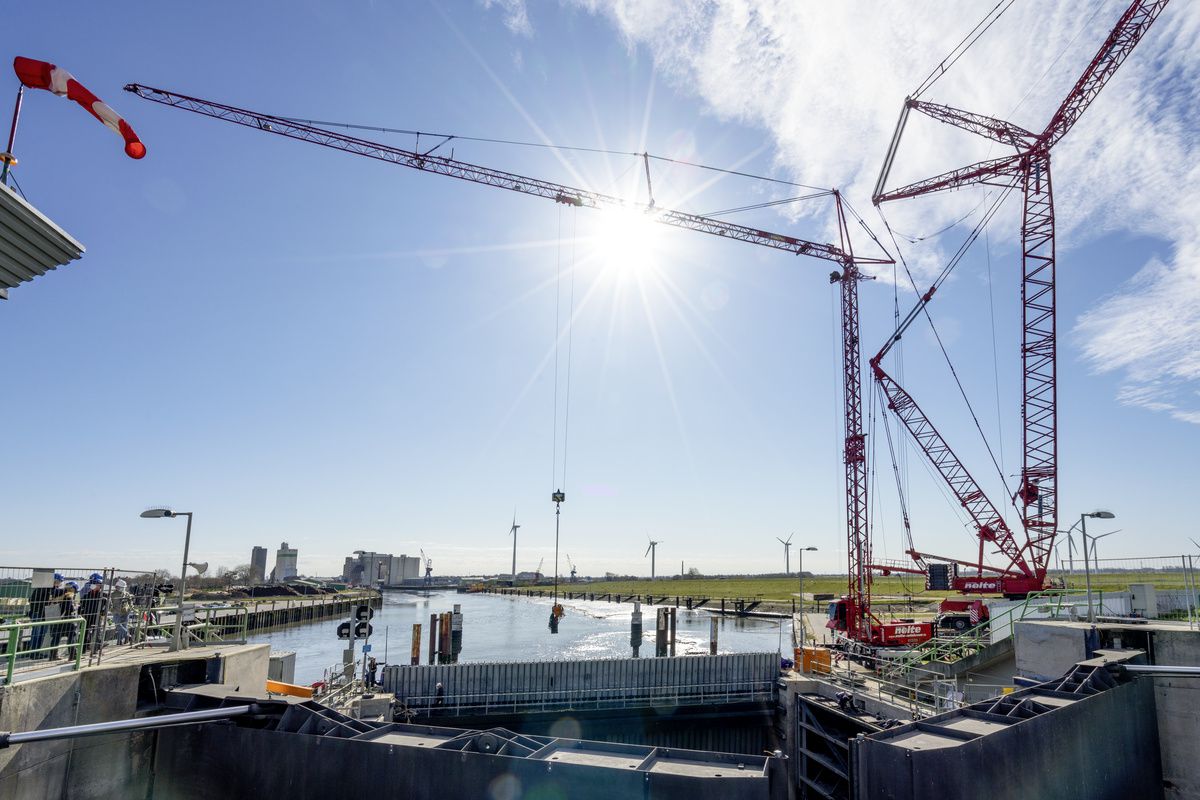 Super-sized posts: Around 150 posts had to be lifted into the water by the crane in order to assemble stop gates for draining and isolating the barrage. Divers awaited the mighty posts on the riverbed. 