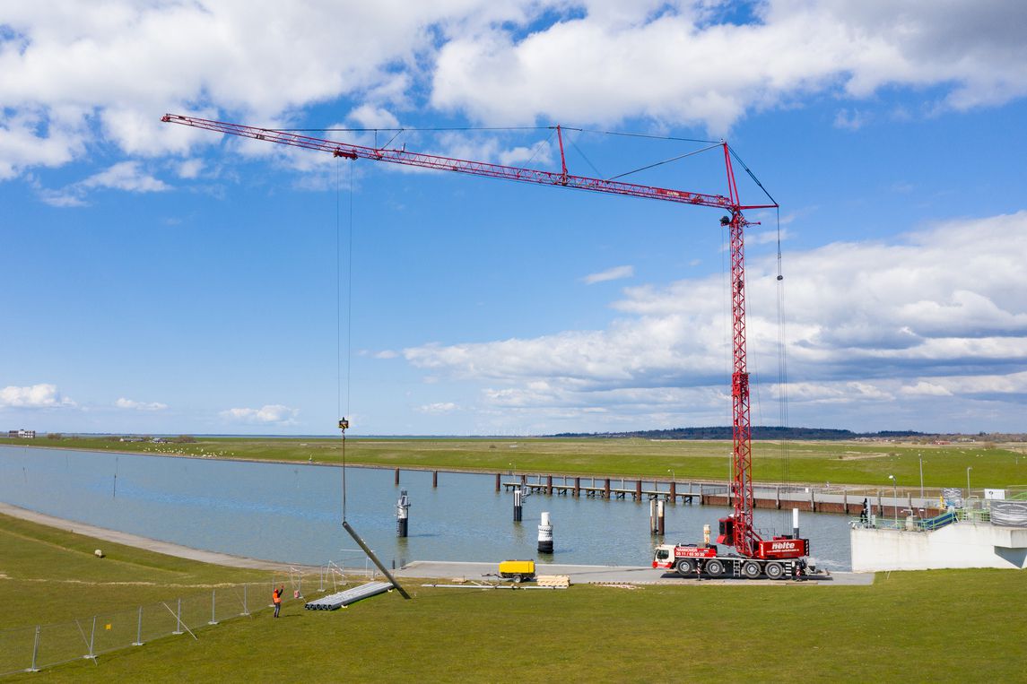 1,800 loads lifted: During the renovation project, the MK 88 Plus had to deliver a variety of loads to the site located at the base of the barrage chambers. 