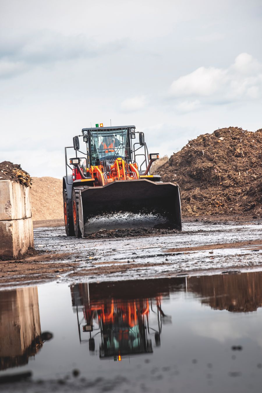 Service and quality puts Hitachi Wheel Loaders in first place for Recycling company
