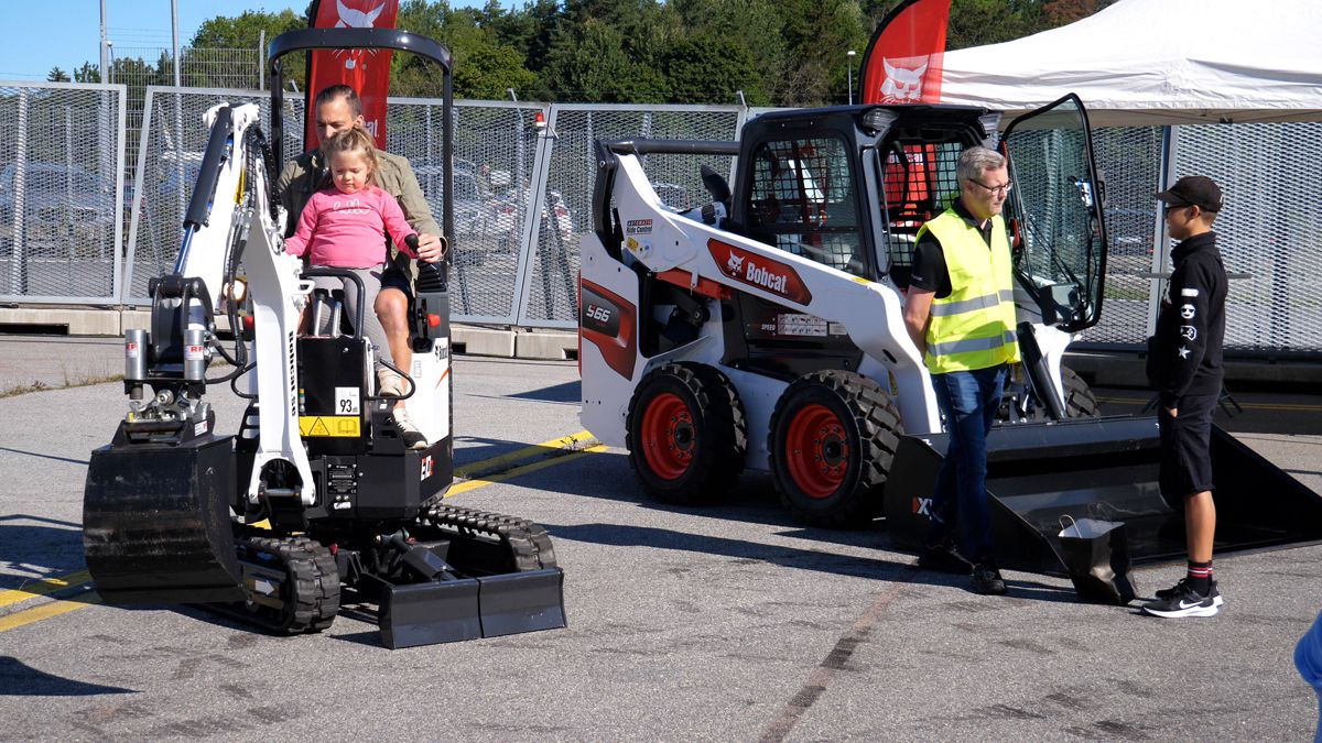 Ramirent wins Charity Auction for Bobcat L28 Loader to Support Child Cancer Patients