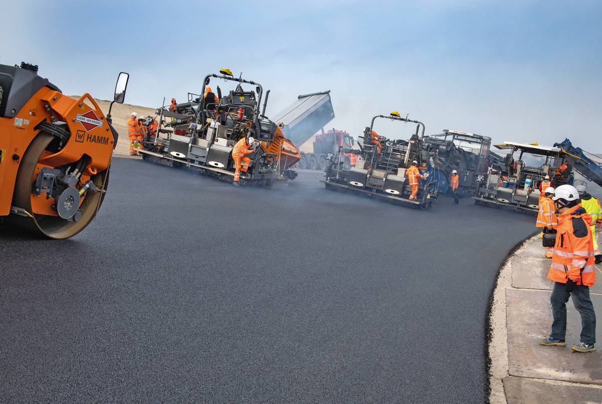 On the complex rehabilitation project, the contractors deployed three VÖGELE SUPER 1900-3i pavers in combination with the AB 500 TV extending screed.