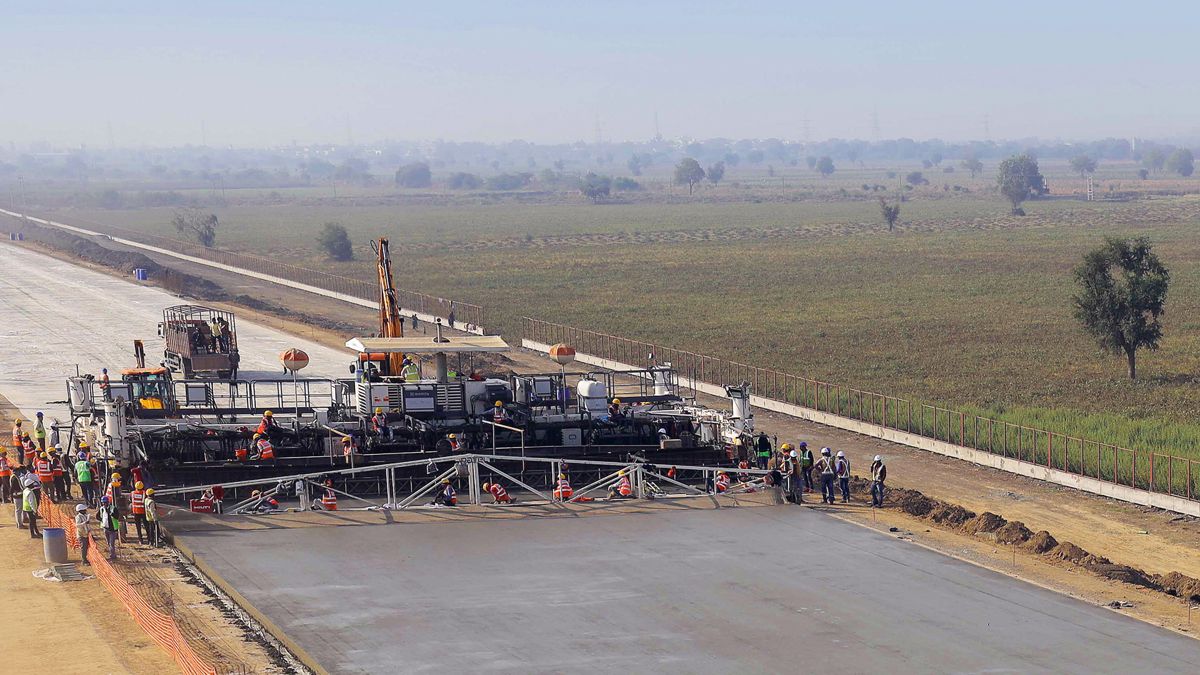 Wirtgen sets World records with SP 1600 concrete slipform paver in India