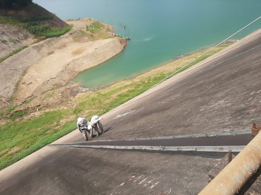 a GSSI StructureScan Mini XT GPR system being used for a concrete dam condition assessment.