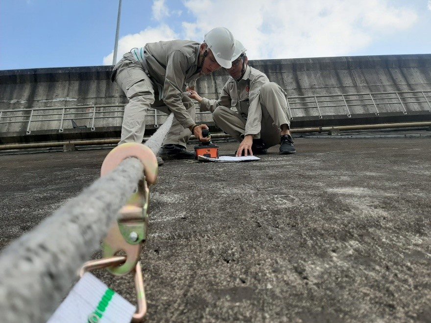 GSSI using the Structure Scan™ Mini XT to refine the dam survey area.