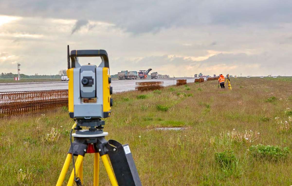 To ensure maximum accuracy, the target gaps between Total Stations shall be limited to around 150 – 200 m, depending on the weather conditions. Accordingly, a Total Station was placed parallel to the runway every 200 m. They covered the 60 m wide runway to either side, over a distance of 100 m. Thanks to the clear communication between the prism device and the Total Station, the “hot swap” (the swap-over from one Total Station to the next) worked quickly and problem-free.