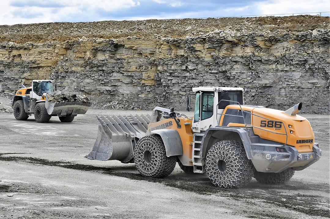 Load-and-carry operation using Liebherr L 586 XPower® wheel loaders in Rinsche gravel plant.