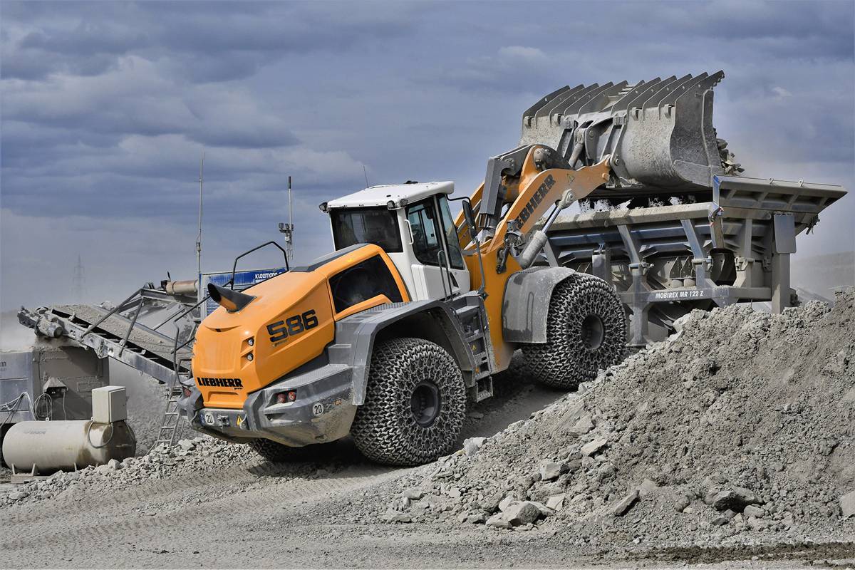 A Liebherr L 586 XPower® wheel loader loading a crusher at the Rinsche gravel plant.