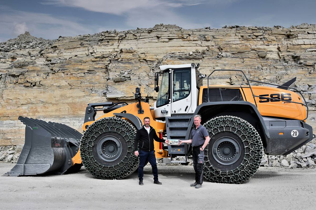 Machine handover: Wilhelm Rinsche (right) receives his latest L 586 XPower® from Wilfried Holz (left).