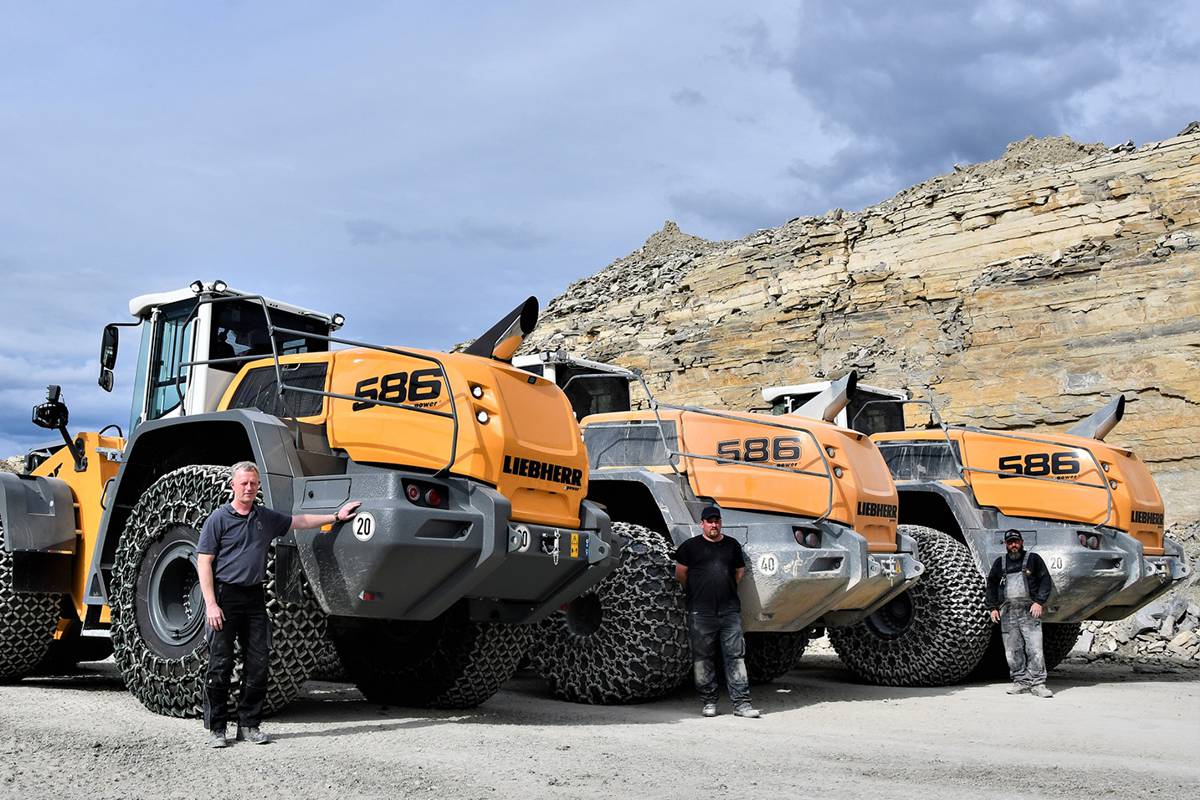 Wilhelm Rinsche (left), together with two machine operators, presents the company’s three Liebherr L 586 XPower® wheel loaders.