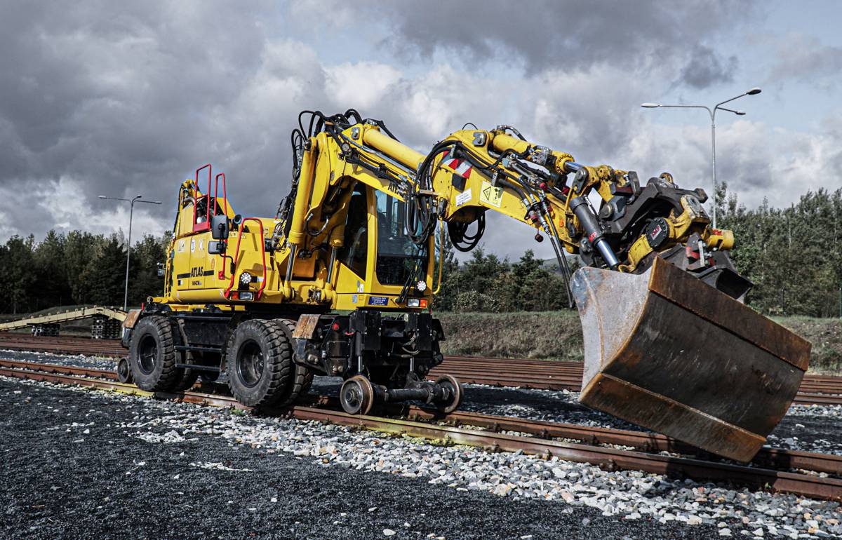 Atlas refines 1604 ZW road-rail excavators with technical enhancements