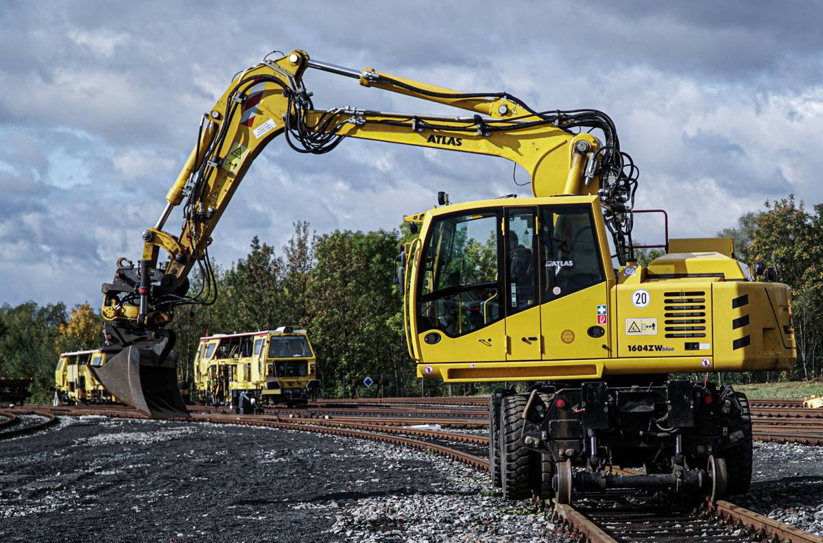 Atlas refines 1604 ZW road-rail excavators with technical enhancements