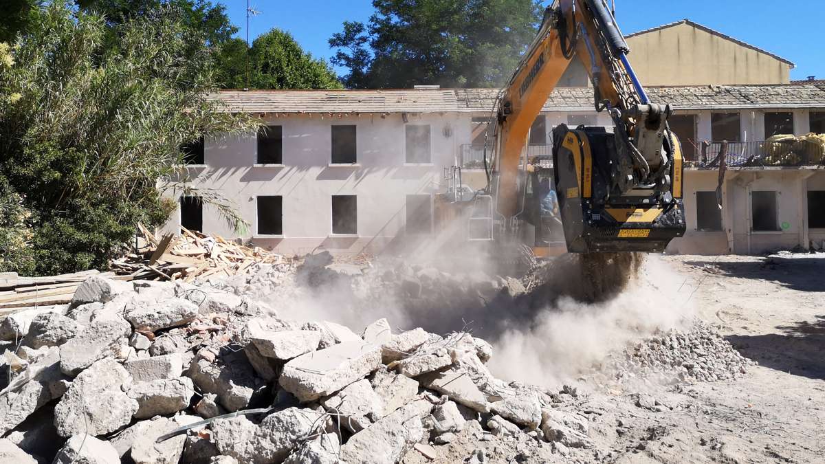 MB Crusher quickly separates out rebar without hindering the job site