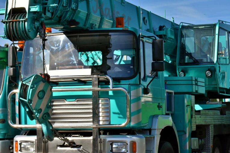 Manitowoc acquires the crane business of HandE Equipment Services