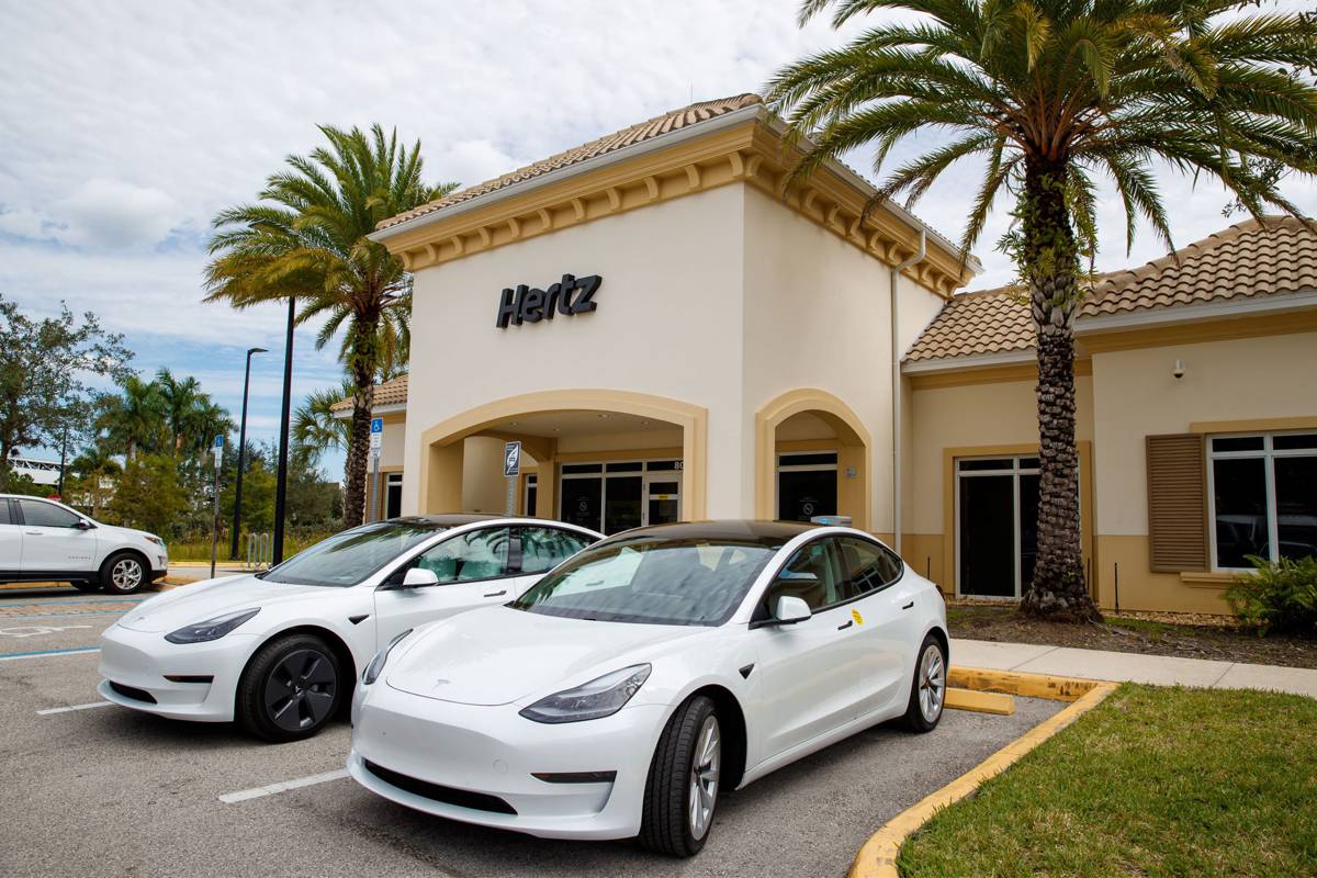 Hertz buys 100,000 Tesla Electric Cars to create the largest EV Rental Fleet in the world
