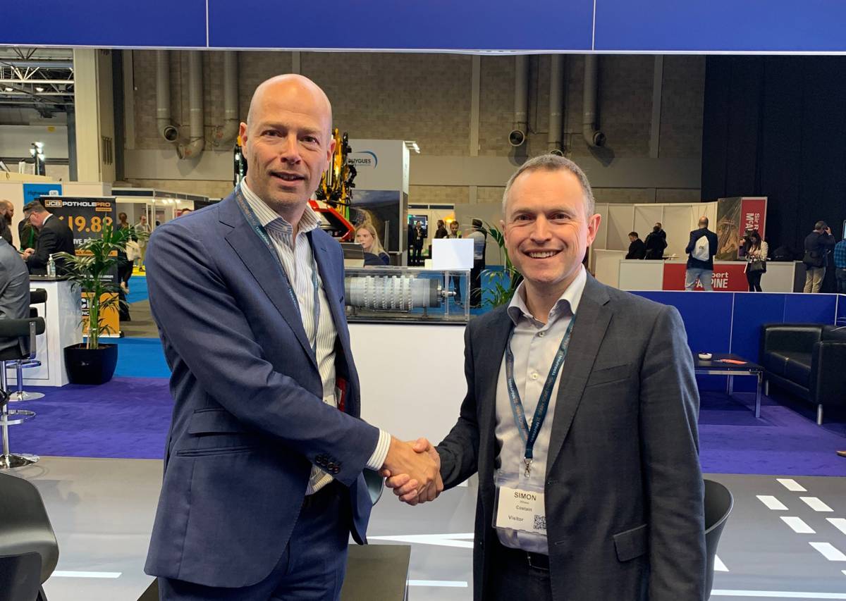Menno Malta, Chief Executive Office of Monotch and Simon Ellison, National Highways client director of Costain, confirm partnership with a handshake at HighwaysUK.