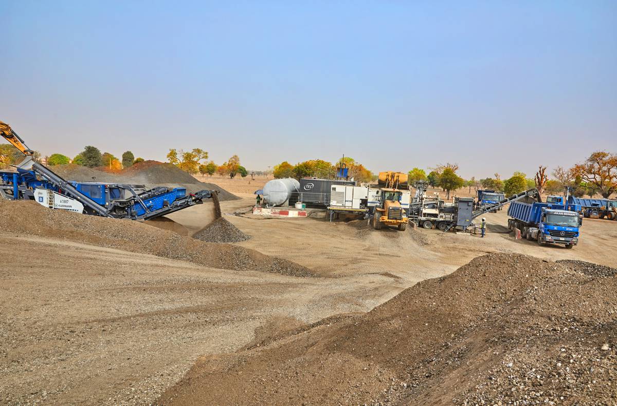 An ideally coordinated team: The Kleemann MOBIREX MR 110Z EVO2 impact crusher reduces the milled material to the required grain size. Parallel to this, the KMA 220 processes crushed milled material to a new mix and loads it directly onto trucks.
