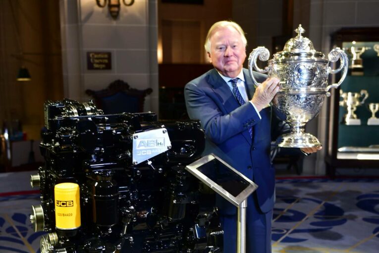 JCB celebrates their Hydrogen Engine winning British automotive engineering award