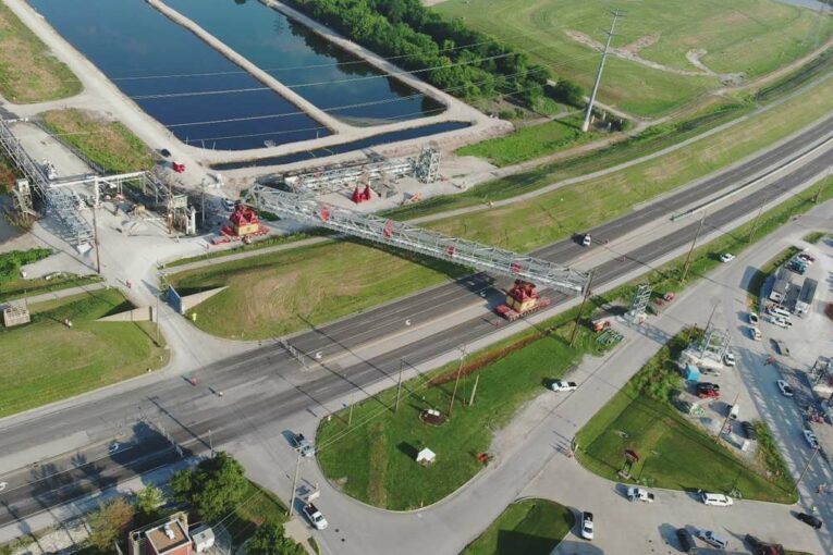 Mammoet installs Pipe Racks with minimal disruption over Illinois Highway 3