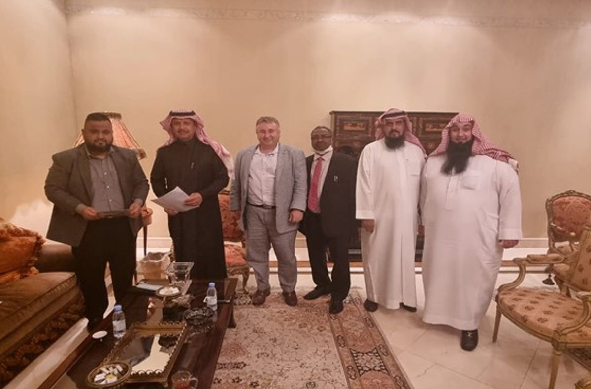 (L-R) Mr. Ricky Duggal Chairman of Libcoin Avass, HRH Prince Abdulaziz Bin Abdullah Bin Saud Bin Abdulaziz Al Saud, Kingdom of Saudi Arabia, Dr. Allen Saylav, Group Chief Executive Officer of Avass, Mr. Omar-Advisor of HRH Prince, Saud Ali Hasan Alnefaiee and Abdelkader Abbas - Private office of His Royal Highness.