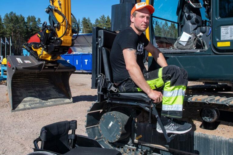 Hyundai finds disability solution for Patrik's excavator in Sweden