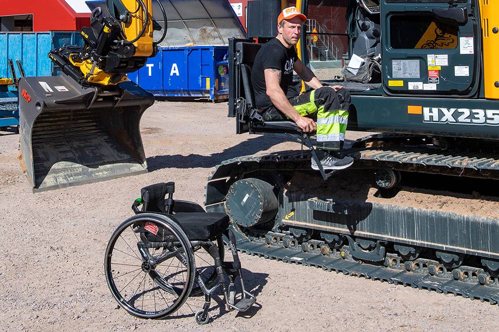 Hyundai finds disability solution for Patrik's excavator in Sweden