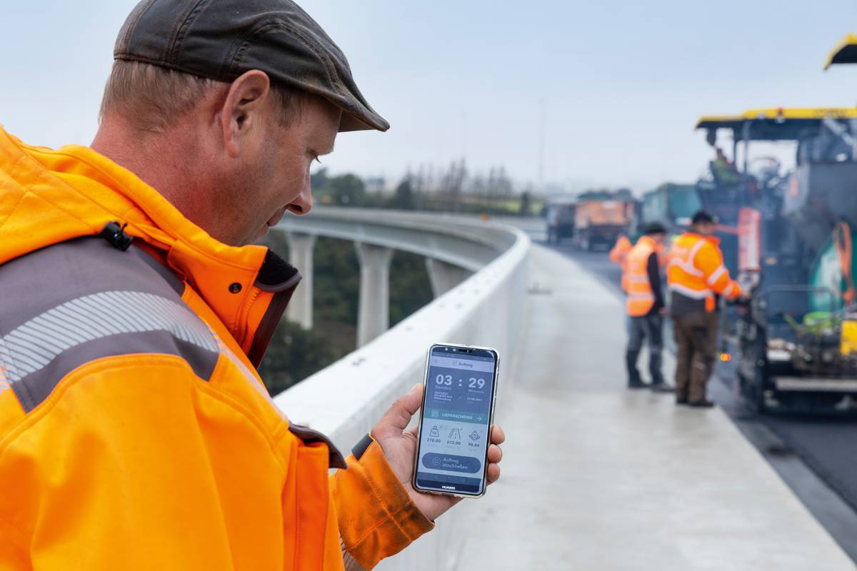 All temperature and paving data visible: the WITOS Paving Docu and Jobsite Temp applications from VÖGELE enabled paving supervisor Dennis Voss to coordinate all processes perfectly and to assure a high standard of paving quality.