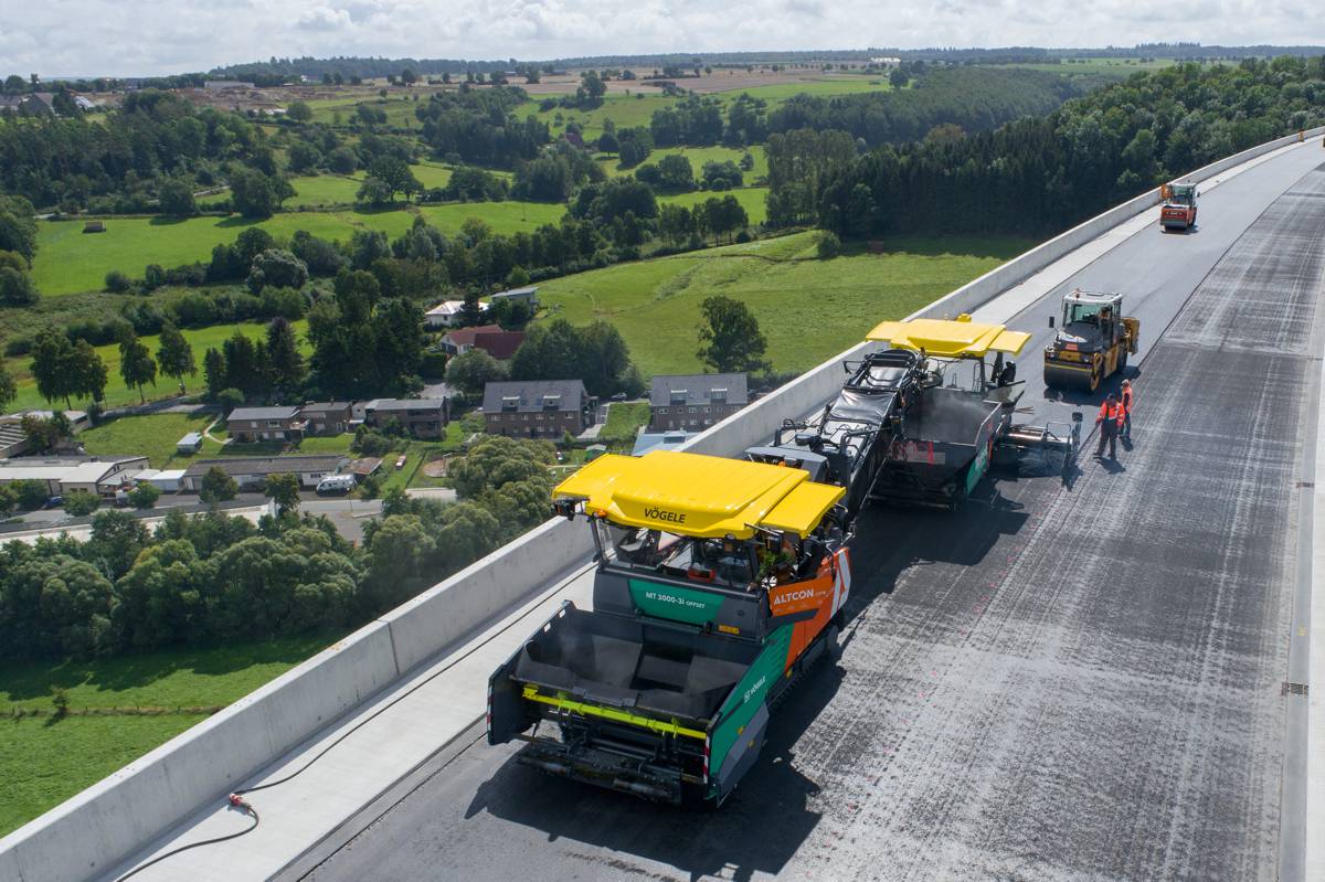 Latest-generation VÖGELE machines: the paving team were able to pave the surface course efficiently and to a high standard of quality using the SUPER 1800-3i road paver and MT 3000-3i Offset PowerFeeder.