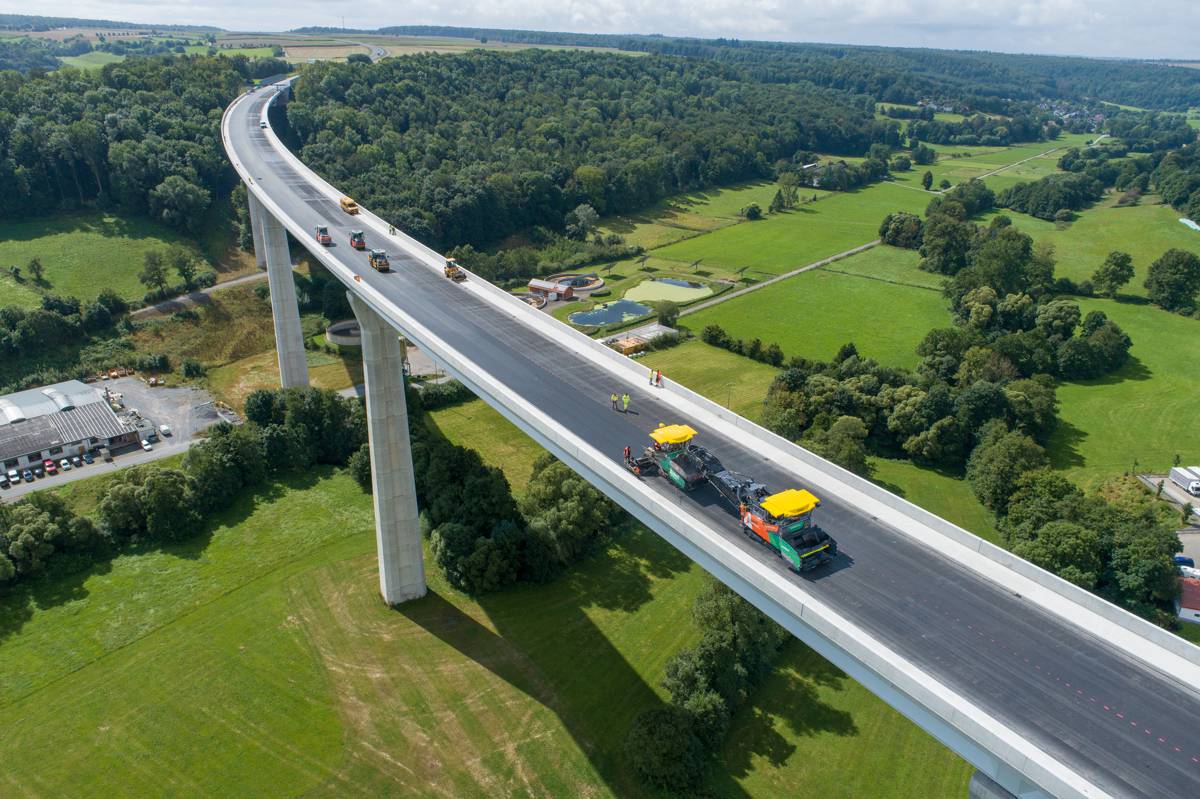 Working almost 70 m up: the contractor used machines and digital solutions from VÖGELE to pave the surface course of the Aftetal Bridge.