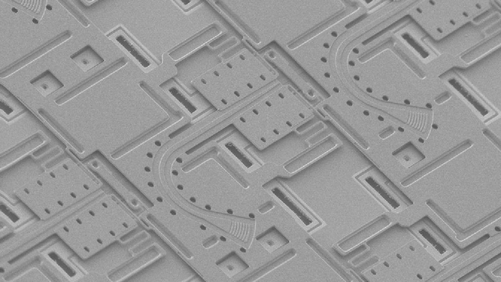 Image by Kyungmok Kwon, UC Berkeley Scanning electron micrograph of the LiDAR chip showing the grating antennas.